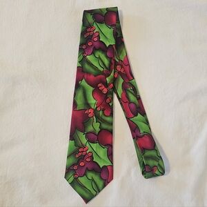 2008 J. Garcia Green Tree Collection 47 Christmas Holly Berries Silk Tie